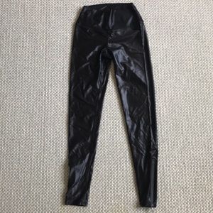 Alexis Ren exercise leggings